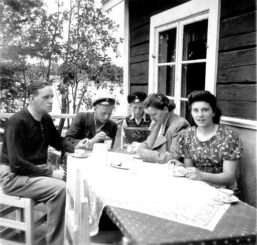 1942 Stugan.jpg - Foto från 1942, Knut och Hildur Sjöberg med sönerna Uno och Per-Ulf samt hembiträdet Agnes Krook ute vid sommarstugan i Strömsund.